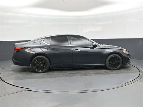 Used 2021 Nissan Altima 2.5 SV image 2