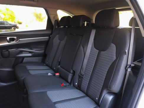 Used 2025 Kia Sorento LX FWD image 38