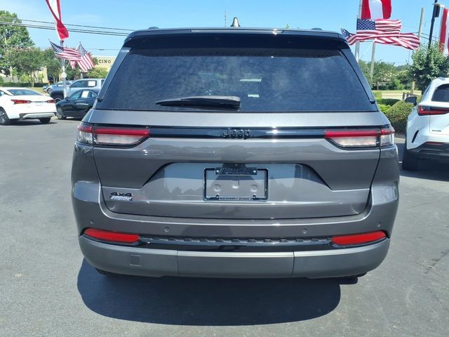 Used 2023 Jeep Grand Cherokee Altitude AWD/4WD image 2