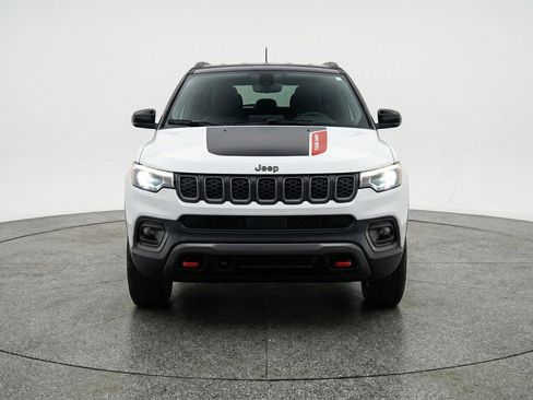 Used 2025 Jeep Compass Trailhawk AWD/4WD image 2
