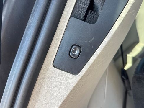 Used 2014 Chrysler Town & Country Touring-L FWD image 6