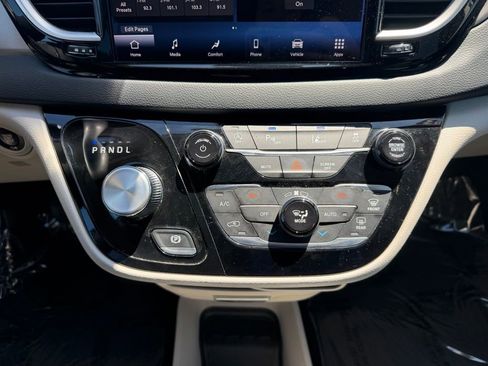 Used 2023 Chrysler Pacifica Touring-L FWD image 10
