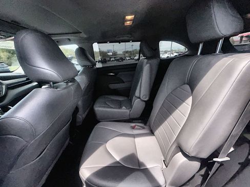 Used 2023 Toyota Highlander XLE AWD/4WD image 12