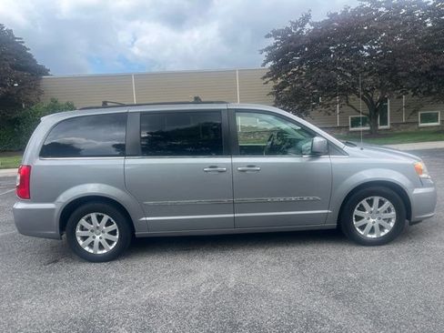 Used 2014 Chrysler Town & Country Touring FWD image 2