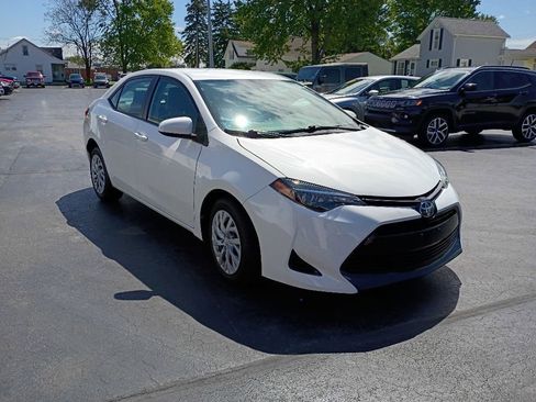 Used 2018 Toyota Corolla LE FWD image 2