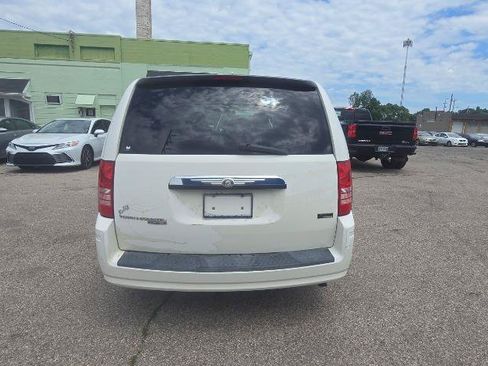 Used 2008 Chrysler Town & Country LX FWD image 5