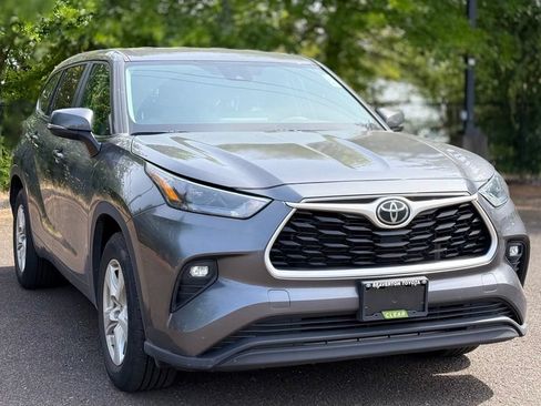 Used 2023 Toyota Highlander LE FWD image 7