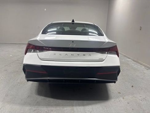 Certified 2025 Hyundai Elantra Limited FWD image 7