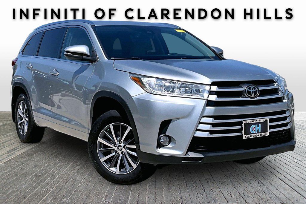 Used 2017 Toyota Highlander XLE AWD/4WD image 1