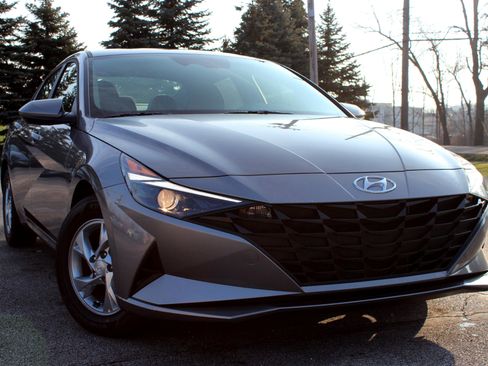 Used 2021 Hyundai Elantra SE image 2
