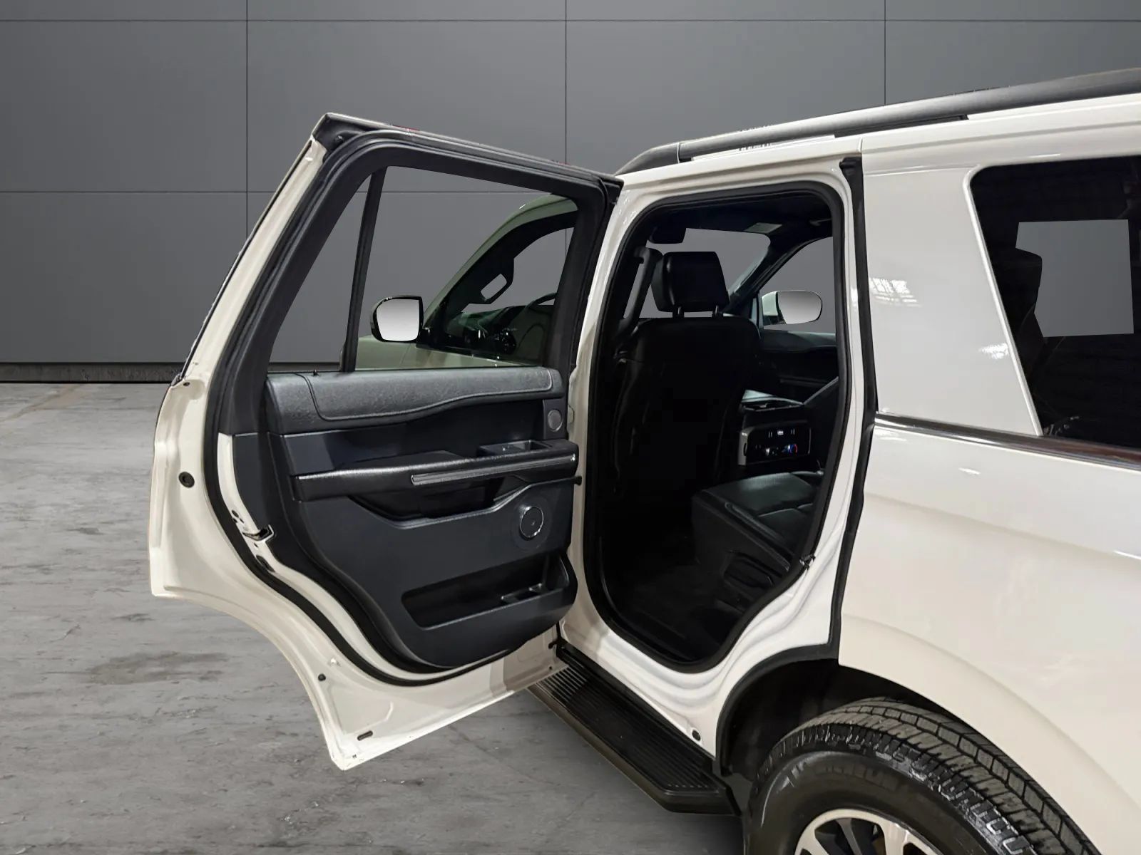Used 2018 Ford Expedition XLT w/ Equipment Group 201A AWD/4WD image 18