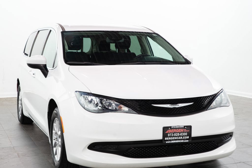 Used 2023 Chrysler Voyager LX FWD image 1