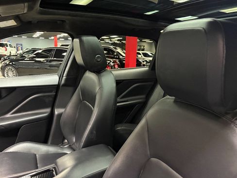 Used 2020 Jaguar F-PACE Premium image 23