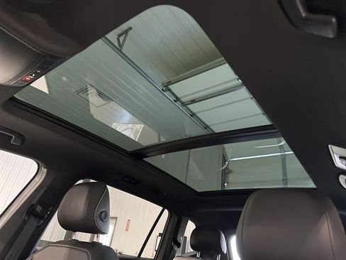 Certified 2022 Volkswagen Tiguan SE R-Line image 17