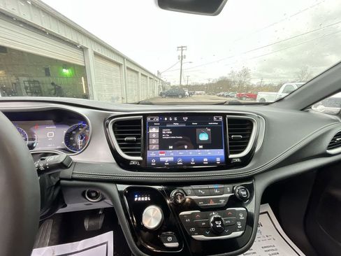 Used 2024 Chrysler Pacifica Touring-L w/ S Appearance Package image 16