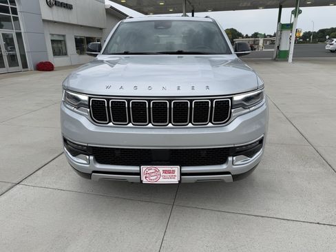 Used 2024 Jeep Wagoneer L Series II w/ Flexible Seating Group AWD/4WD image 3