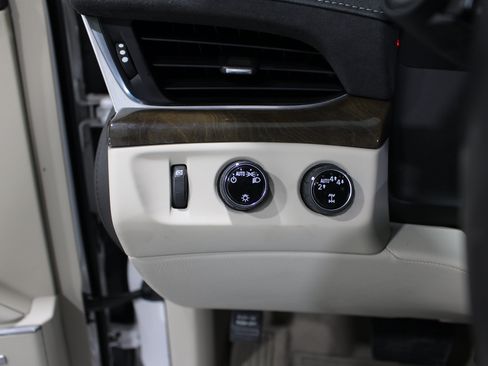 Used 2019 Cadillac Escalade Luxury AWD/4WD image 9