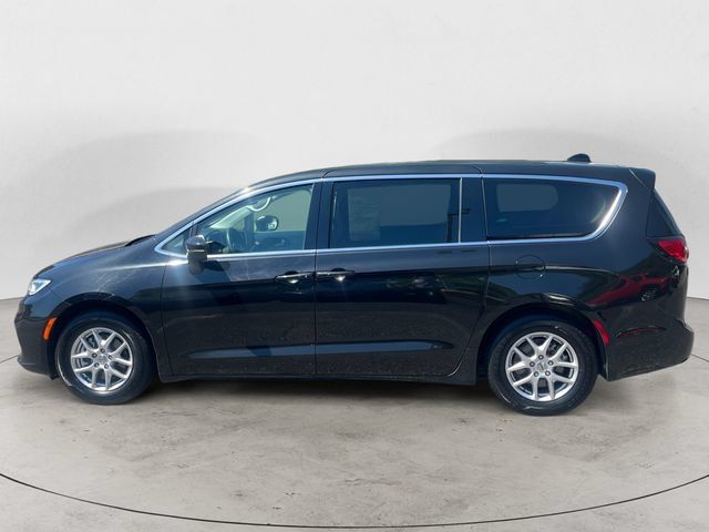 Used 2023 Chrysler Pacifica Touring-L FWD image 2