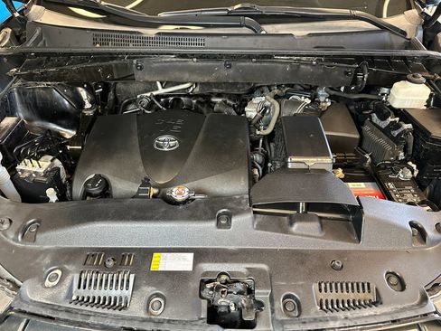 Used 2019 Toyota Highlander SE AWD/4WD image 24