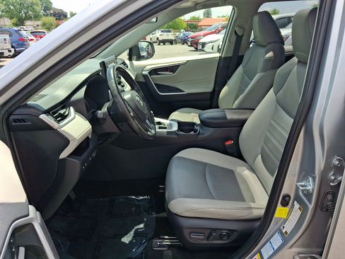 Used 2019 Toyota RAV4 XLE Premium w/ Cold Weather Package AWD/4WD image 13