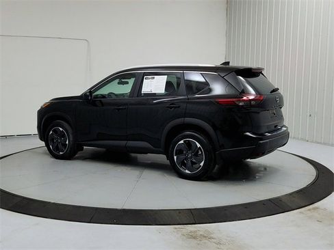 Used 2024 Nissan Rogue SV w/ SV Premium Package image 5
