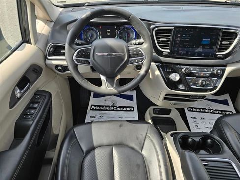 Used 2023 Chrysler Pacifica Touring-L FWD image 3