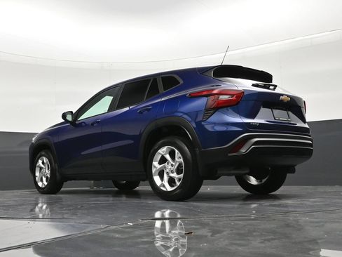 Used 2024 Chevrolet Trax LS w/ LS Convenience Package FWD image 22