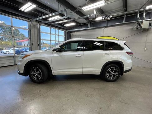 Used 2016 Toyota Highlander XLE image 2