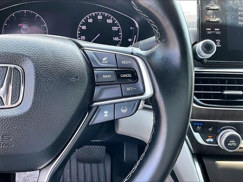 Used 2018 Honda Accord Touring image 18