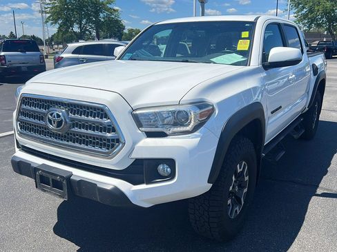 Used 2017 Toyota Tacoma TRD Off-Road AWD/4WD image 15