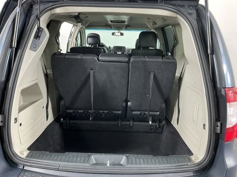 Used 2013 Chrysler Town & Country Touring image 27