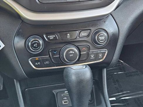 Used 2015 Jeep Cherokee Latitude FWD image 19