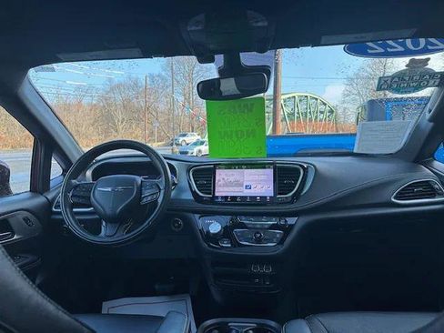 Certified 2022 Chrysler Pacifica Touring-L w/ S Appearance Package image 26