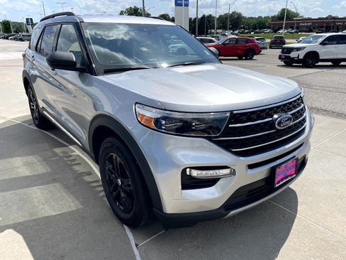 Used 2021 Ford Explorer XLT w/ Equipment Group 202A AWD/4WD image 4