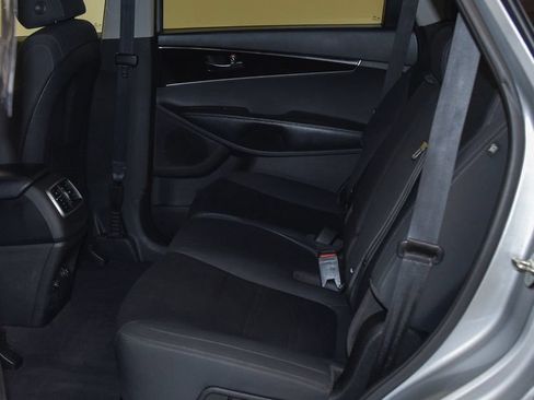 Used 2019 Kia Sorento FWD image 10