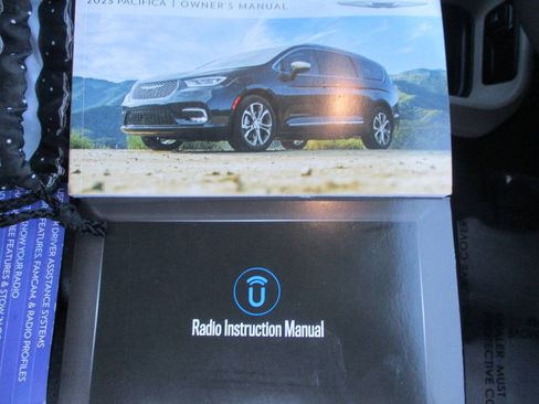 Used 2023 Chrysler Pacifica Touring-L FWD image 38