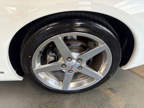 Used 2006 Chevrolet Corvette Coupe w/ Preferred Equipment Group RWD image 34