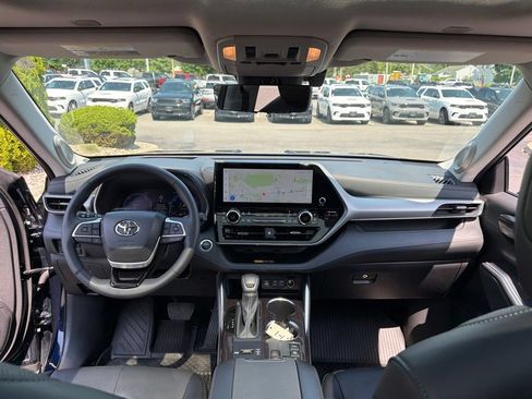 Used 2025 Toyota Highlander Platinum AWD/4WD image 21