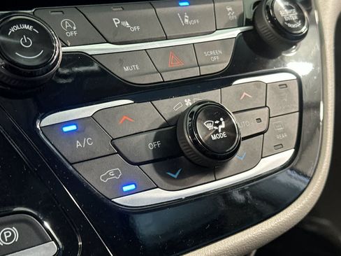 Used 2024 Chrysler Pacifica Touring-L FWD image 22