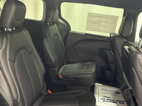 New 2026 Chrysler Pacifica Select FWD image 30