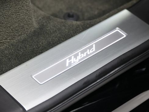 Used 2020 Bentley Bentayga Plug-In Hybrid AWD/4WD image 84