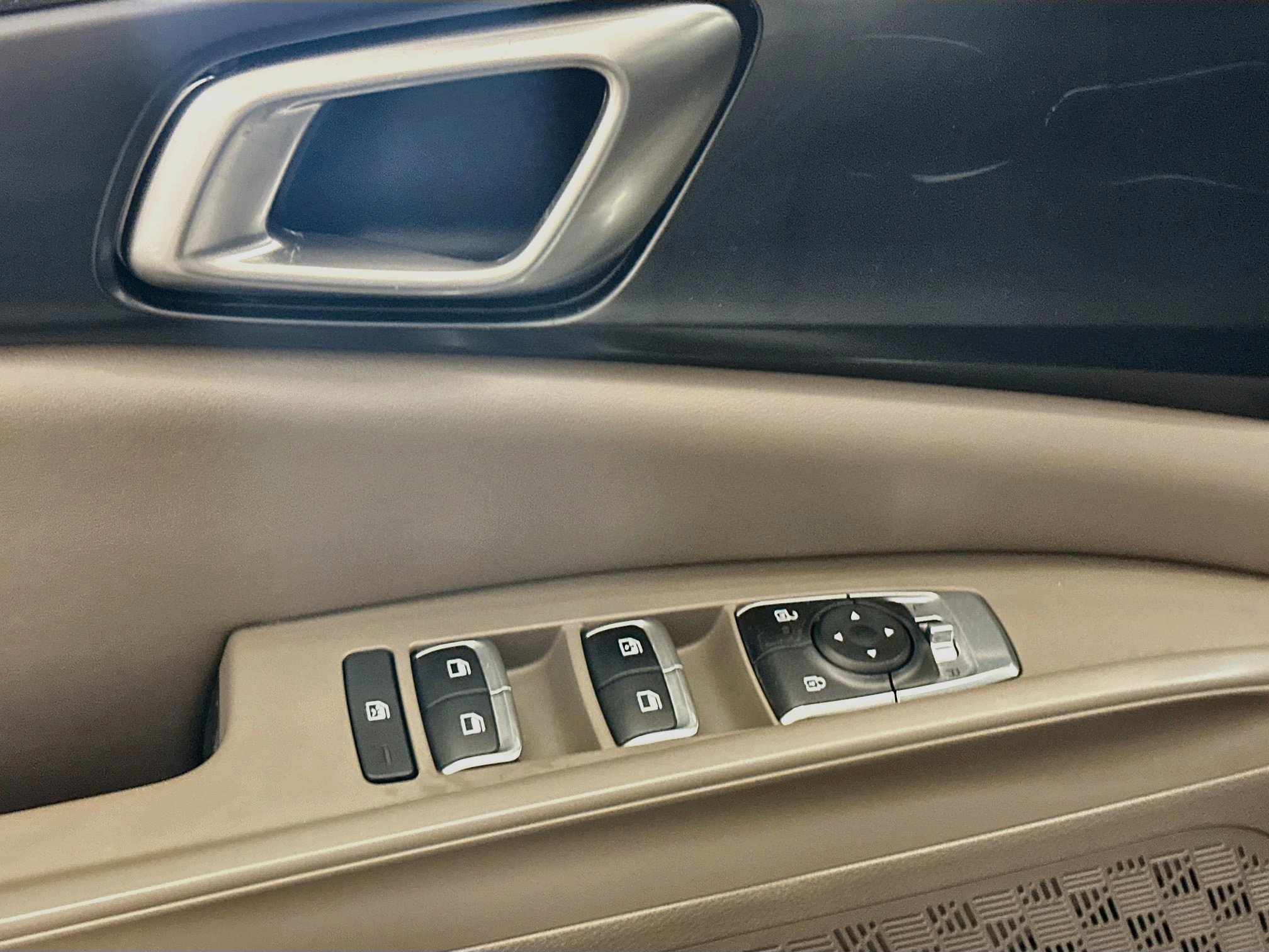 Used 2025 Kia Carnival FWD image 15