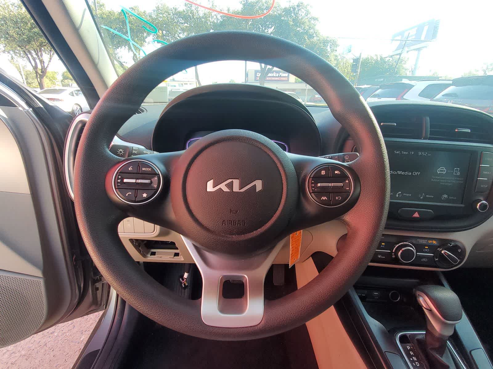 Used 2025 Kia Soul LX w/ LX Technology Package FWD image 14