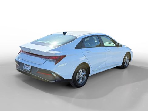Certified 2025 Hyundai Elantra SE FWD image 5