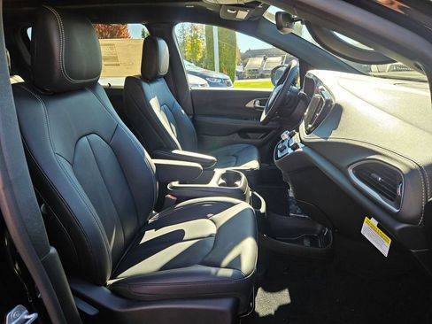 New 2026 Chrysler Pacifica Select image 20
