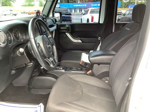 Used 2016 Jeep Wrangler Unlimited Sahara w/ Connectivity Group AWD/4WD image 10