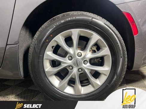 Used 2023 Chrysler Pacifica Touring-L AWD/4WD image 32