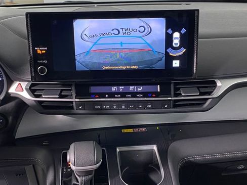 Used 2025 Toyota Sienna XLE w/ XLE Plus Package image 18