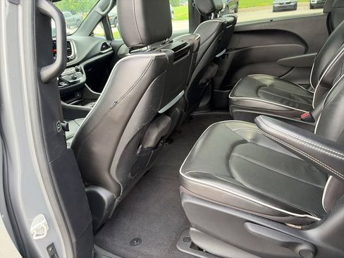 Used 2022 Chrysler Pacifica Limited w/ Uconnect Theater Family Group FWD image 28