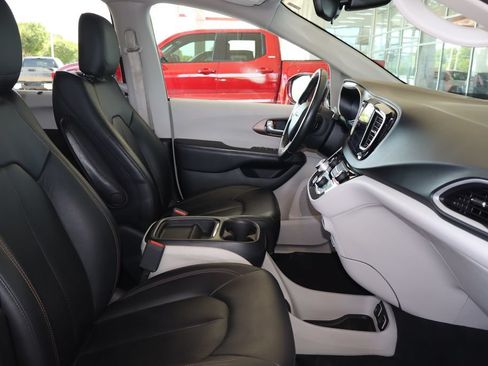 Used 2018 Chrysler Pacifica Touring-L w/ Premium Audio Group FWD image 45
